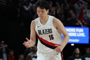 拓记：杨瀚森可能已坐稳替补中锋 选秀时其他球队错过他是个损失