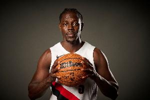 老将真稳！朱-霍勒迪半场9中5&三分4中2拿到12分2板2助