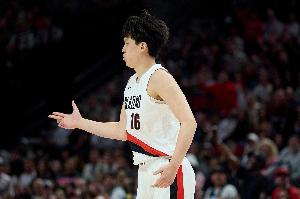 嘿嘿嘿！杨瀚森季前赛个人场均5.5个犯规 高居联盟第1！