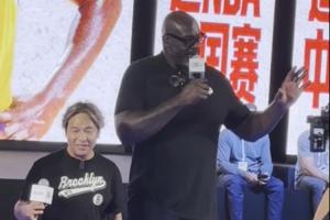 被奥尼尔质疑太小！宋小宝错失后者帮助 随后搬出梯子完成扣篮