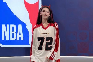 腿长两米~卓识晒观战NBA中国赛图集 上脚大红色哈登9代很显眼