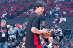 大家都爱他！场边小球迷得到杨瀚森的回应 彻底陷入疯狂！