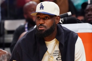 湖记：詹姆斯被披露是8月受的伤 往好了想这意味着他离复出更近了