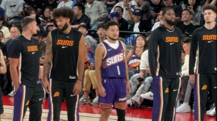 毫无违和感！“中文布克”混进了赛前太阳阵容的球员介绍中