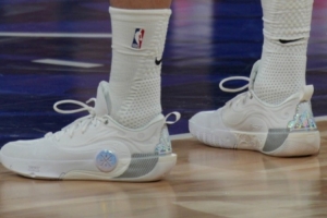 曾凡博篮网首秀 上脚韦德最新一代签名鞋韦德之道12