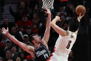 真给父老乡亲们长脸！“杨瀚森大爆发”词条直冲微博热搜第二！