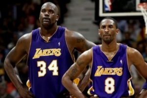 拓媒晒奥尼尔&科比合照调侃：今天的杨瀚森和布雷克-韦斯利