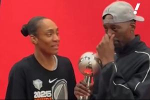 不爱闻？阿德巴约赛后嫌弃阿贾汗臭味还说：你袜子好酸！