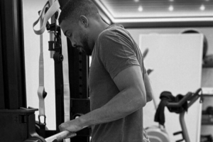 接受膝盖手术伤缺六周！布雷默晒健身房康复图：向前一步