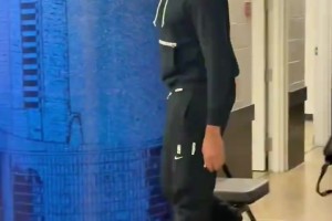 可惜没有算啊！哨响之后，杨瀚森来了一个非常帅气的反篮，这手活真的太好了！